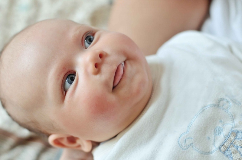 新生儿吃奶后挣扎难受是怎么回事给新生儿喂奶需要注意什么