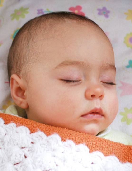 为什么宝宝睡觉突然伸手宝宝睡觉突然伸手应该怎么办