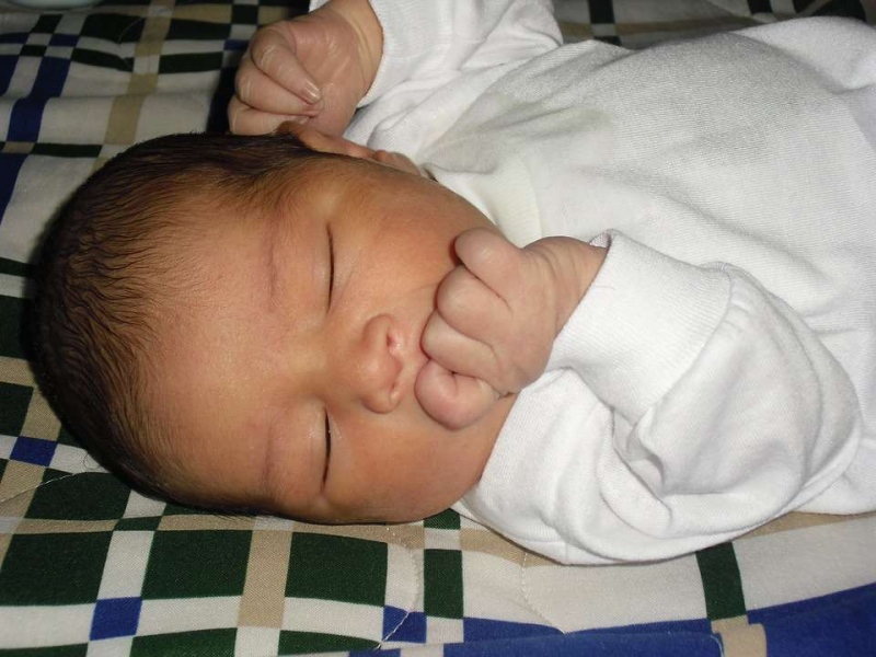 两个多月宝宝睡觉容易惊醒这是为什么呢